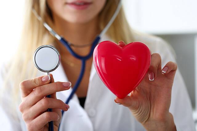 Υπνική άπνοια: Πώς επηρεάζει τους παλμούς της καρδιάς