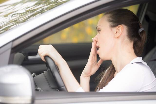 Νύστα στο τιμόνι: Τα επικίνδυνα σημάδια & τι πρέπει να κάνετε