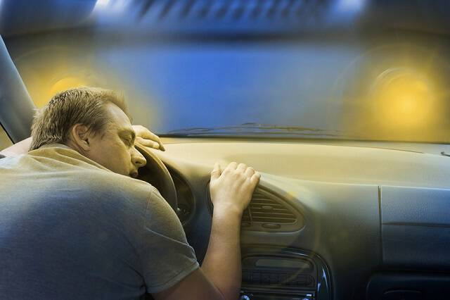 Νύστα στο τιμόνι: Τα επικίνδυνα σημάδια & τι πρέπει να κάνετε