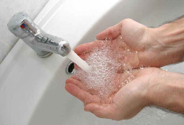 Πλύσιμο χεριών με κρύο ή με ζεστό νερό; Τι είναι αποτελεσματικότερο ενάντια στα μικρόβια