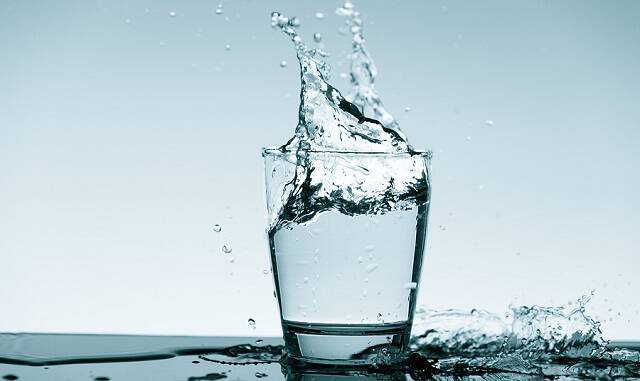 Υπολογίστε πόσο νερό πρέπει να πίνετε μέσα στην ημέρα