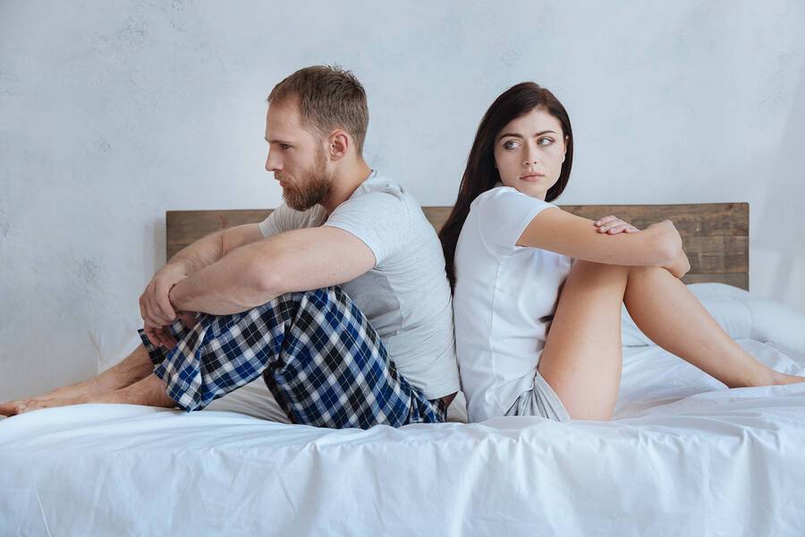 Πέσατε για ύπνο τσακωμένοι με τον/τη σύντροφό σας; Οι σοβαροί κίνδυνοι για την υγεία σας!