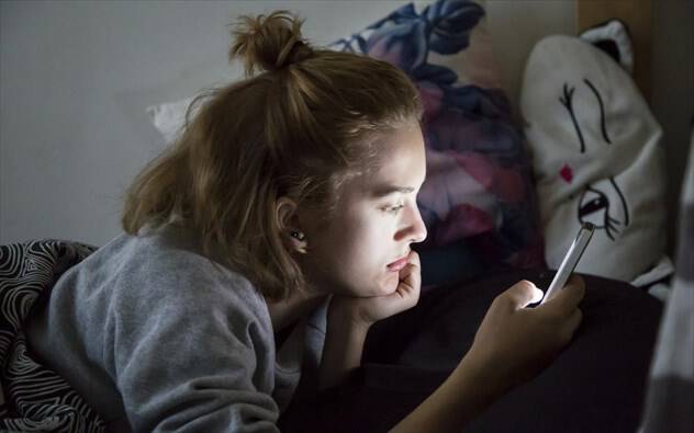Η νυχτερινή χρήση του κινητού επιβλαβής (και) για την ψυχική υγεία