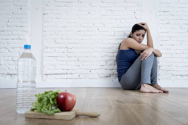 Διατροφικές διαταραχές σε παιδιά και εφήβους: Ποιες οι κυριότερες αιτίες & ποια τα πρώιμα σημάδια