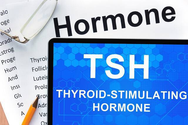 Υγεία θυρεοειδούς: Τι σημαίνει η χαμηλή TSH & ποια συμπτώματα προκαλεί