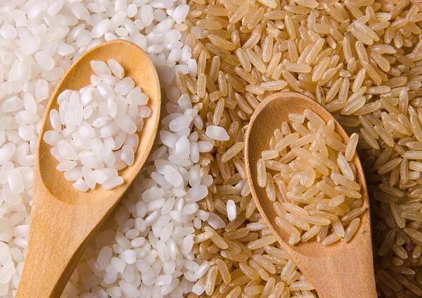 Λευκό vs καστανό ρύζι: Ποιες οι διαφορές στη διατροφική τους αξία