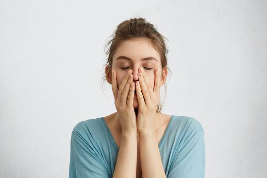 Επίμονη κούραση: 6 κοινές παθήσεις εξηγούν τη μόνιμη εξάντληση