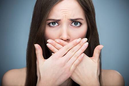 Κακοσμία στόματος το πρωί: Τι φταίει & τι να κάνετε