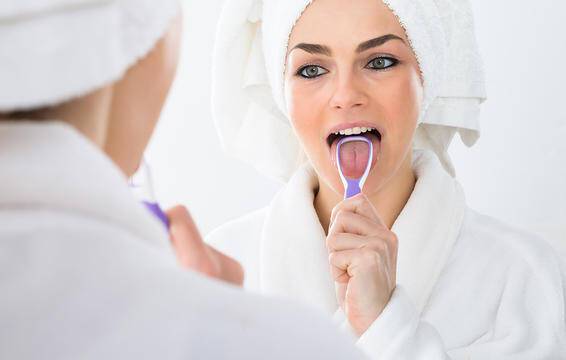 Δύσοσμη αναπνοή: 5 σωτήριες λύσεις όταν δεν έχετε οδοντόβουρτσα