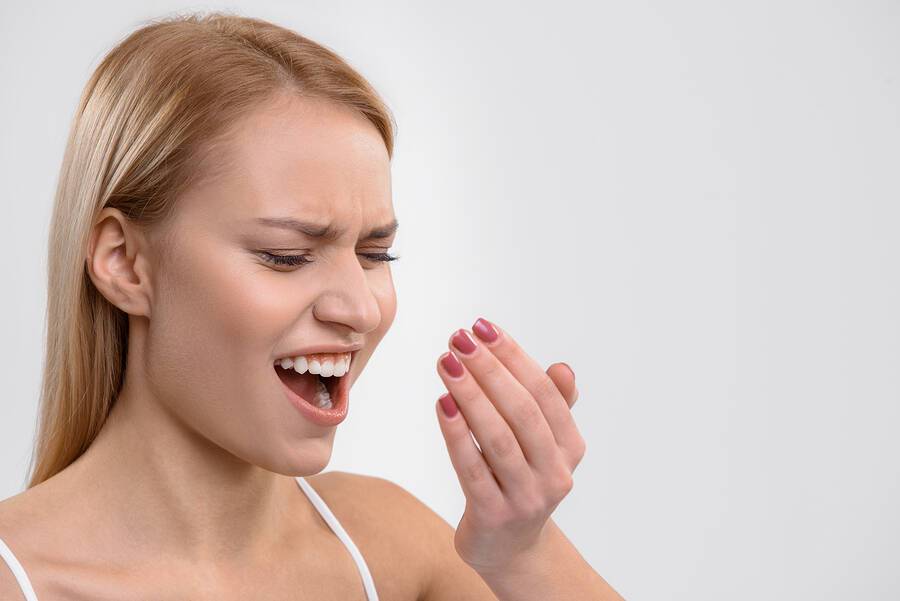 Πρωινή κακοσμία στόματος: 3 πιθανές αιτίες & 4 tips για να την αντιμετωπίσετε