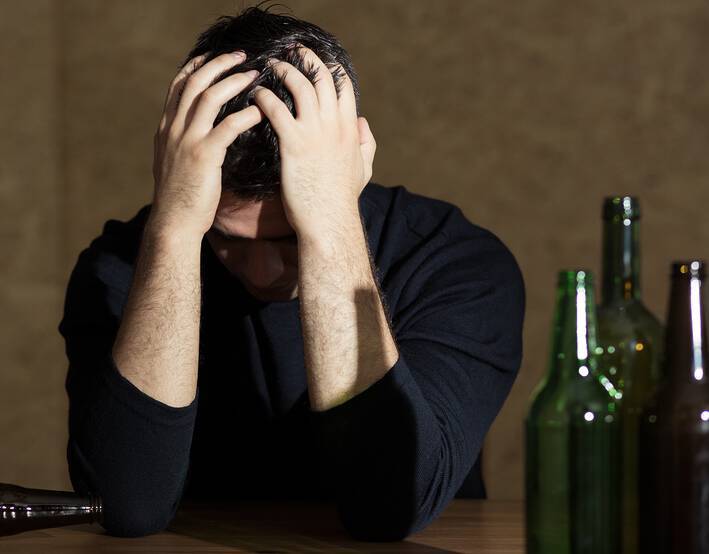Αλκοόλ: Ποια μόνιμη βλάβη προκαλεί στον εγκέφαλο & σε ποια ποσότητα