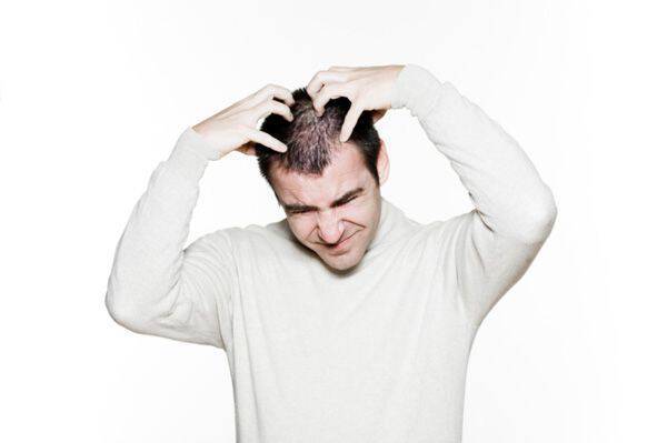 Ανδρική τριχόπτωση: 6 λόγοι που οι άνδρες χάνουν τα μαλλιά τους πρόωρα
