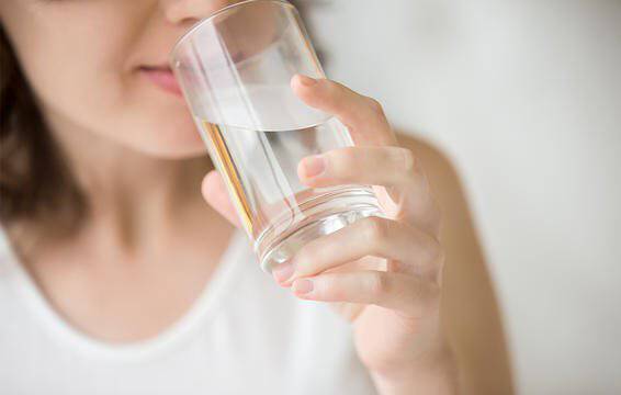 Αιμορροΐδες: Πόσο νερό πρέπει να πίνετε για να τις προλάβετε