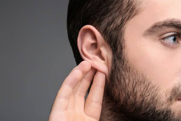 Απώλεια ακοής σε νεαρή ηλικία: Ποιοι οι κίνδυνοι για τον εγκέφαλο
