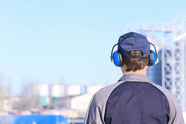 Απώλεια ακοής σε νεαρή ηλικία: Ποιοι οι κίνδυνοι για τον εγκέφαλο