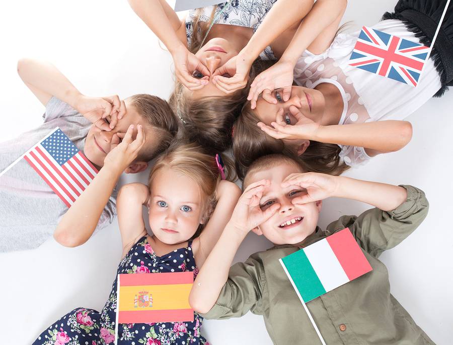 Δίγλωσσα παιδιά: 12 συμβουλές για γονείς που θέλουν τα παιδιά τους να μάθουν ταυτόχρονα δύο γλώσσες