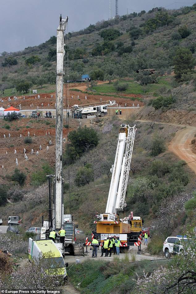The rescue operation is now focusing on the constructing of a vertical tunnel running parallel to the borehole after work on a horizontal tunnel faced technical difficulties