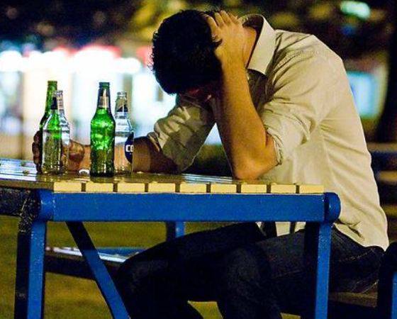 drinking- Διπολική διαταραχή: Η κατάσταση που προκαλεί ακραίες αλλαγές στη διάθεση. Αίτια, συμπτώματα και θεραπεία- Newsitamea.gr