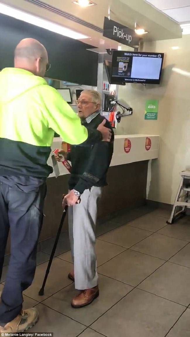 Άντρας πλήρωσε το γεύμα ηλικιωμένου συνταξιούχου όταν τον είδε να μετράει ψιλά για να πληρώσει στο ταμείο - Εικόνα 4