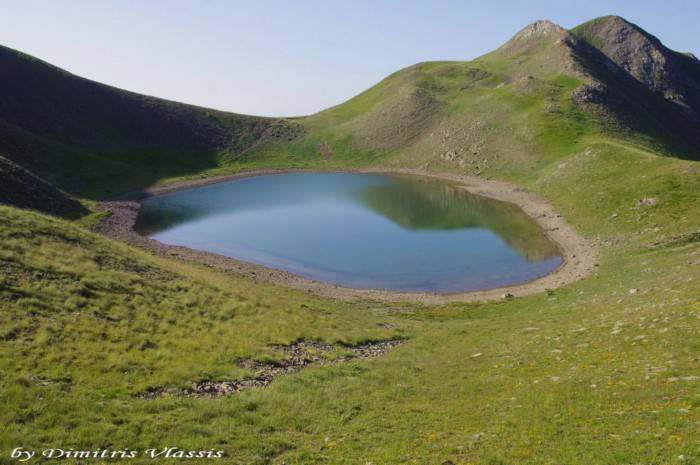 Η ψηλότερη λίμνη της Ελλάδας βρίσκεται στα 2.350 μ. υψόμετρο και είναι εξωγήινα όμορφη