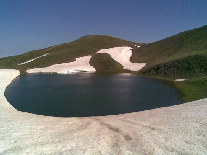 Η ψηλότερη λίμνη της Ελλάδας βρίσκεται στα 2.350 μ. υψόμετρο και είναι εξωγήινα όμορφη
