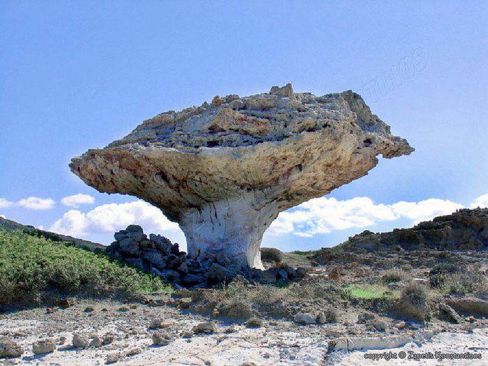 Ένα σπάνιο φυσικό μνημείο στην Κίμωλο: Ένα τεράστιο πέτρινο μανιτάρι!