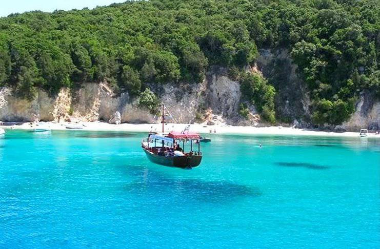 Παραλία Πισίνα: Μια από τις ωραιότερες παραλίες στα Σύβοτα με τα διάφανα τιρκουάζ νερά!