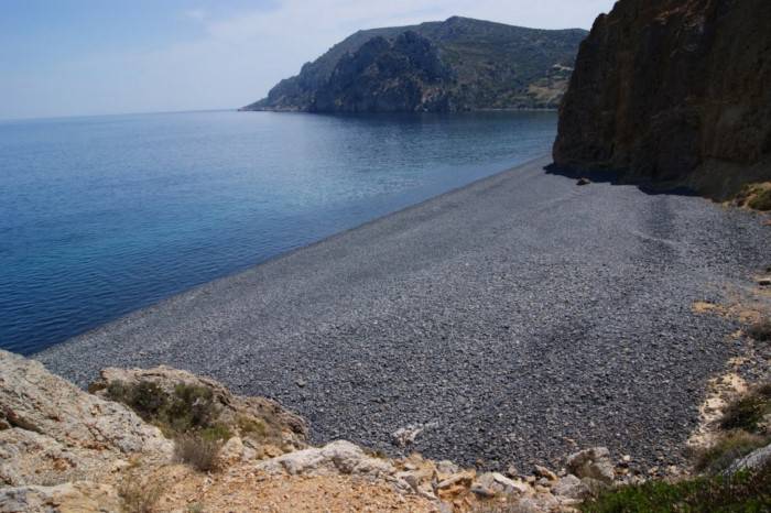 Η "μαύρη" παραλία της Ελλάδας που όμοια της δεν υπάρχει πουθενά αλλού στον κόσμο