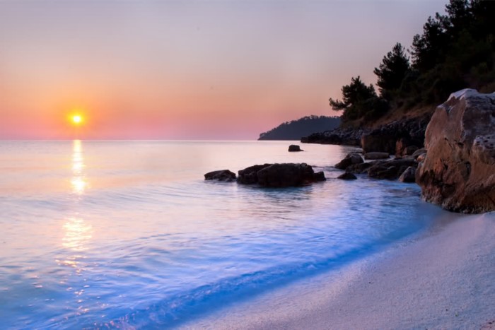 Ποια Καραϊβική.. Αυτή η εξωτική παραλία με την ολόλευκη άμμο και τα μαργαριταρένια βότσαλα βρίσκεται στην Ελλάδα!
