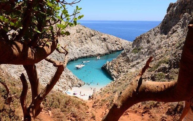 Η "μυστική" παραλία στα Χανιά που μαγεύει - Το πιο… περίεργο μπλε της Ελλάδας [Εικόνες]