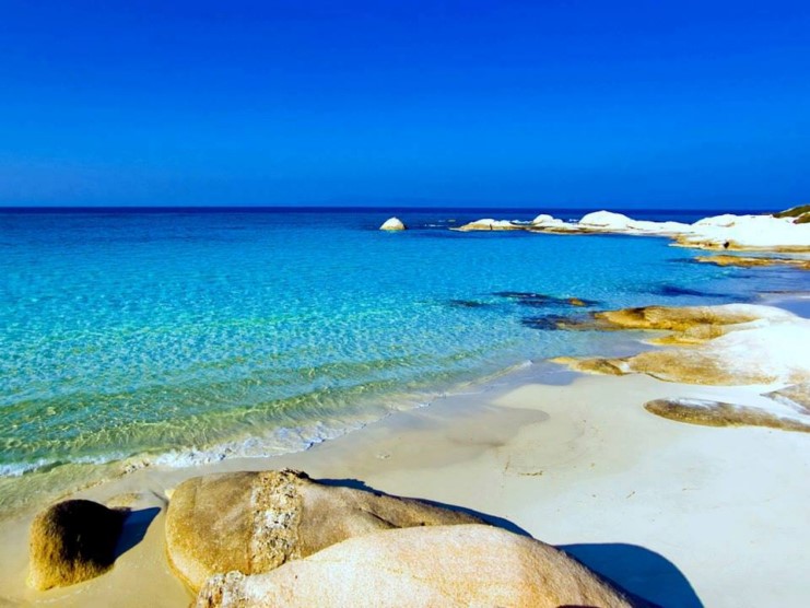Η "Χαβάη" της Ελλάδας: Η εξωτική παραλία με τα τιρκουάζ νερά και τα εντυπωσιακά λευκά βράχια