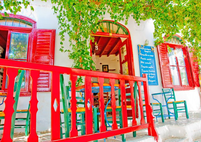 Το πανέμορφο ελληνικό νησί που θεωρείται ένα από τα πιο πολύχρωμα μέρη της Ευρώπης!
