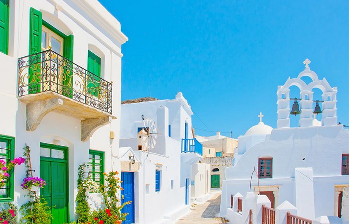 Το πανέμορφο ελληνικό νησί που θεωρείται ένα από τα πιο πολύχρωμα μέρη της Ευρώπης!