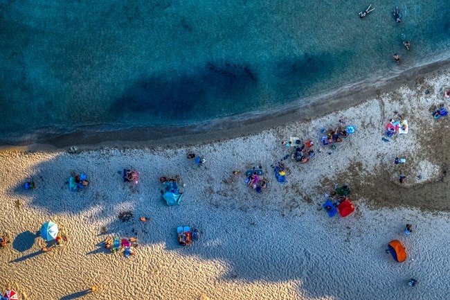Βοϊδοκοιλιά: Η εξωτική παραλία με τα τιρκουάζ νερά από ψηλά - Μέσα στο πράσινο [εικόνες]