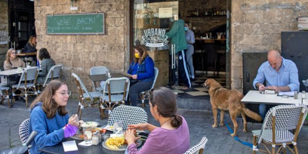 Η επιτυχία του πειράματος του Ισραήλ: Γεμάτες καφετέριες, παραλίες και γήπεδα.