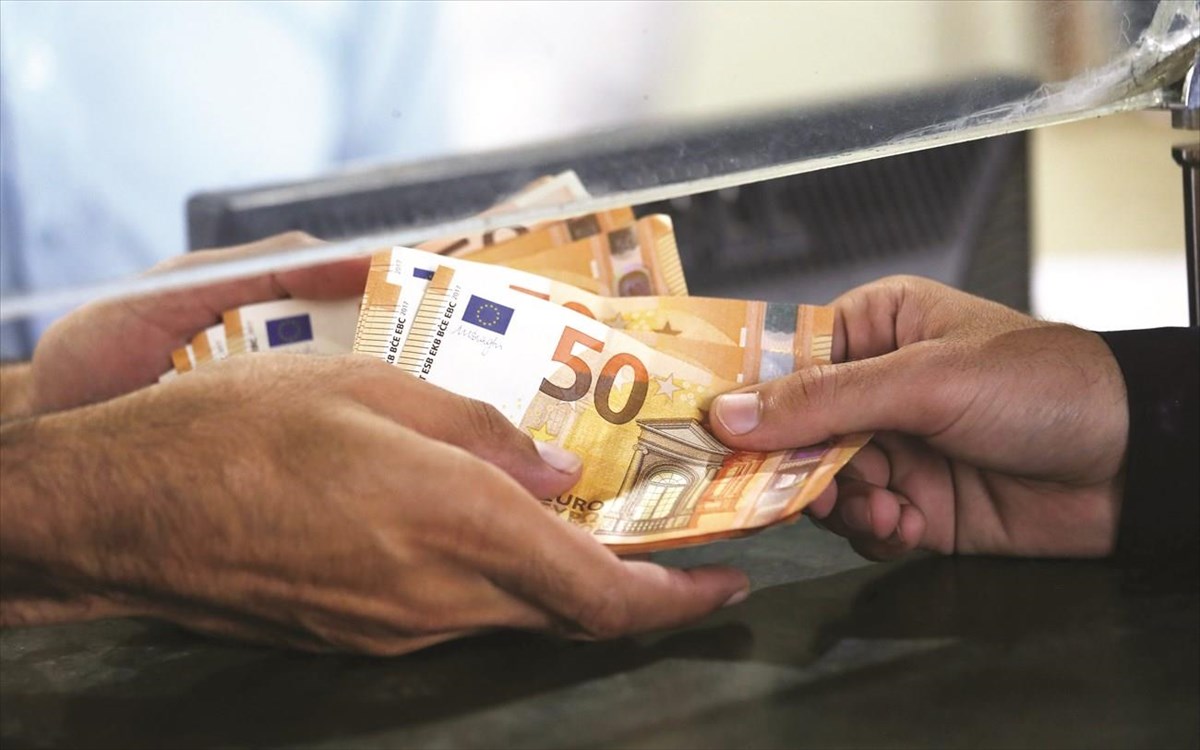 Οικονομική ενίσχυση 900 ευρώ: Ποιοι είναι οι δικαιούχοι και πότε θα τα  λάβουν